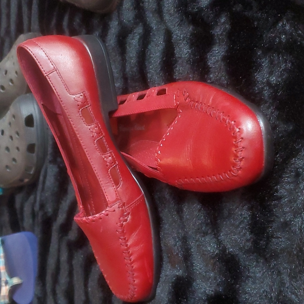 CARRIAGE COURT Eldon Ruby Red Leather Cut Out Whipstitched Loafers-Sz 6.5